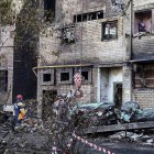 Una imagen proporcionada por el gobernador de Krasnodar Kray, Veniamin Kondratyev, muestra que los equipos de rescate rusos recogen escombros en el lugar del accidente del bombardero ruso Su 34 en Yeysk, Krasnodar Krai, Rusia