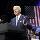 El presidente de Estados Unidos, Joe Biden, saluda a la audiencia luego de pronunciar un discurso en un acto político en el Teatro Howard, en Washington.