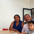 Entrega. Ángel Freire, "el ahijado de Lasso", en una oficina de BanEcuador durante la aprobación de su crédito.