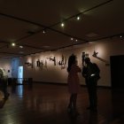 Dos obras. En primer plano, la obra que ganó el tercer lugar en 2004. Al fondo, el primer lugar de 2012.