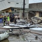 Bomberos son vistos en la zona del accidente de una avioneta en Guayaquil este 18 de octubre.