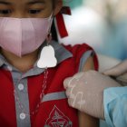 Un estudiante tailandés recibe una dosis de la vacuna contra el covid-19 durante la segunda campaña de vacunación para niños de cinco a ocho años en Bangkok, Tailandia, el 18 de mayo de 2022.