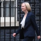 La primera ministra de Gran Bretaña, Liz Truss, sale de Downing Street en Londres este miércoles.