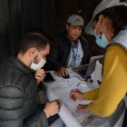 Referencia. Miembros del Consejo Nacional Electoral durante una jornada de cambio de domicilio electoral.