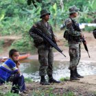 Fotografía de archivo sin fecha exacta del año 2007 donde aparecen soldados ecuatorianos mientras hacen guardia en la localidad fronteriza de Mataje (Ecuador).