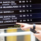 Una pantalla muestra información sobre vuelos hacia Londres, en una fotografía de archivo.