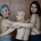 Angeles Arreola (i), Lorena Estrada (c) y Sandra Monrroy (d) pacientes con cáncer de mama posan para fotos el 17 de octubre de 2022 en Ciudad de México (México).