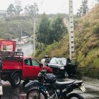 Embestido. Un automóvil se cruzó el parterre e impactó a otros que circulaban de norte a sur.