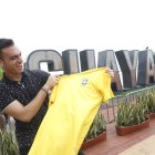Los jóvenes preparan su camiseta brasileña para recibir a los extranjeros