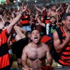 La hinchada de Flamengo hace esfuerzos para acompañar a su equipo en Guayaquil.