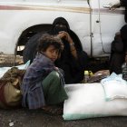 Yemeníes desplazados reciben ayuda alimentaria de emergencia proporcionada por la agencia de ayuda Mona en medio de una mayor inseguridad alimentaria, en un campamento para personas desplazadas internas en las afueras de Sana"a, en Yemen, el 29 de abril de 2022. EFE/EPA/YAHYA ARHAB