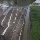 VISTA AÉREA O PANORÁMICA DE PARTE DEL MANGLAR DEFORESTADO, Y SOBRE LA CUAL SE CONSTRUIRÁ PISCINAS PARA LA CRIANZA DE CAMARÓN |
Sobrevuelo por camaroneras en donde se tala indiscriminadamente el manglar. Agencia (ag-extra)