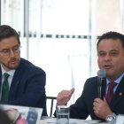 Esteban Bernal (d), Ministro de Inclusión Economocia y Social, Guillermo Avellán (i), Gerente General del Banco Central.