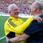 Dorival Júnior, entrenador del Flamengo, abraza a Luiz Felipe Scolari, estratega del Paranaense.