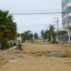 Vía intransitable. En la calle Cuarta resulta imposible circular con facilidad, debido a los trabajos que los conductores hallan a su paso. Hay rocas, tierra y hasta tuberías expuestas.
