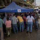 U grupo de personas mientras reciben ayuda gubernamental en una barriada afectada por lluvias, en Las Tejerías (Venezuela). EFE/Miguel Gutiérrez