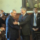El presidente Guillermo Lasso saluda al senador demócrata Bob Menéndez en Carondelet.