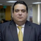 Larrea se ha desempeñado como abogado en el sector público y privado. También, es profesor universitario.