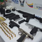 El fusil Colt junto con las otras armas y otras evidencias fueron ingresadas al centro de acopio de PJ y Antinarcóticos.