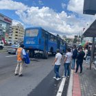Sorpresa. El desprendimiento de la carrocería del autobús dejó conmocionado a más de uno de los transeúntes de la zona.