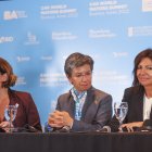 Las alcaldesas de Barcelona, Alda Colau (i); de Bogotá, Claudia López; y de París, Anne Hidalgo (d), participan en una rueda de prensa durante la Cumbre de Alcaldes, el 20 de octubre de 2022, en Buenos Aires (Argentina). Dar una vuelta de tuerca para hacer de las grandes ciudades un lugar más amable donde pasar nuestros días y contribuir a la par con el cuidado del planeta: las urbes "de 15 minutos" o "supermanzanas", con más espacio verde y peatonal, avanzan, pese a algunas resistencias, a pasos de gigante. Un enfoque que se debate en la Cumbre Global de Alcaldes de C40, que se celebra en Buenos Aires y que busca algo así como volver al origen, cuando los grandes núcleos urbanos eran lugares más accesibles, con mayores vínculos entre los vecinos y con más personas que coches. EFE/ Juan Ignacio Roncoroni