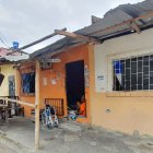 Escenario. Joffre, uno de los afectados por el atentado, espera junto a su puerta a las brigadas del Gobierno.