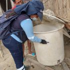 Programa. En la Zona 8 existen brigadas que entregan abatizadores a familias para los tanques de agua.