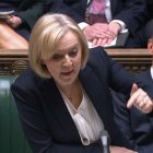 La primera ministra británica, Liz Truss (C), observada por el ministro de Hacienda, Jeremy Hunt (D), en la Cámara de los Comunes, en Londres. EFE/EPA/UK PARLIAMENTARY RECORDING UNIT HANDOUT -- MANDATORY CREDIT: UK PARLIAMENTARY RECORDING UNIT -- HANDOUT EDITORIAL USE ONLY/NO SALES HANDOUT EDITORIAL USE ONLY/NO SALES HANDOUT EDITORIAL USE ONLY/NO SALES