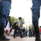 Referencial. Los estudiantes eran sometidos con un palo por el individuo, según denunciaron los padres.