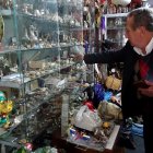 Cuenca. Oswaldo Jiménez Rodríguez es un maestro de escuela jubilado, aparece rodeado de antigüedades.