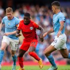 El ecuatoriano Moisés Caicedo (25) disputa la pelota con Kevin de Bruyne (17) y Rodrigo.