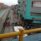 El cuerpo de la víctima quedó atrapado debajo del neumático del vehículo de pasajeros.