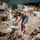 Un hombre fue registrado al buscar objetos para rescatar entre los escombros, tras los derrumbes provocados por las fuertes lluvias, en Las Tejerías (Venezuela).