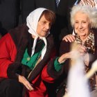 Fotografía de archivo fechada el 2 de septiembre de 2022 que muestra a la presidenta de las Abuelas de Plaza de Mayo, Estela de Carlotto (d), y otra de sus compañeras en una manifestación en apoyo a la vicepresidenta argentina Cristina Fernández de Kirchner, en la Plaza de Mayo en Buenos Aires (Argentina).