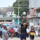Tres jugadores por equipo alinean. No importa la edad, ni la cancha.