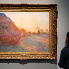 Nueva York.- Una mujer observa un cuadro de la serie "Los almiares".