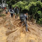 Migrantes venezolanos suben una montaña con la intención de llegar a Panamá, en el Tapón del Darién (Colombia).