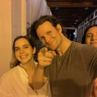 Matt Smith en una de las decenas de fotos que se tomó con sus fans en Guayaquil.