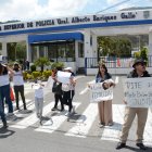 Catorce cadetes de la institución han sido sancionados hasta el momento. Afuera de la Escuela de Formación se han realizado protestas.
