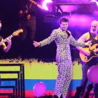 Sebastián junto a sus músicos Pablo y Toby.