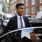 l exministro de Hacienda británico Rishi Sunak deja su oficina en el centro de Londres este 24 de octubre. EFE/EPA/TOLGA AKMEN