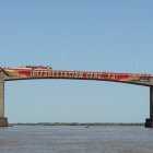 Una decena de activistas de Greenpeace se colgaron este 24 de octubre, del puente que une las ciudades de Resistencia y Corrientes (Argentina)