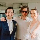 Emilio Mera y Valeria Adum Gilbert el día de su boda junto al actor inglés Sam Smith, popular por series como House of the Dragon y The Crown.