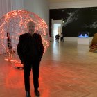 El curador cubano Gerardo Mosquera posa para los fotógrafos durante la exposición "Hot Spot.