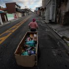 Fotografía de archivo de una mujer que realiza labores de reciclaje