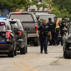 Oficiales de policía permanecen en la escena de un tiroteo en Estados Unidos, en una fotografía de archivo.