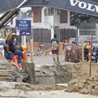 Daños. Varios tramos de la calle Guayacanes se encuentran destrozados por las maquinarias.