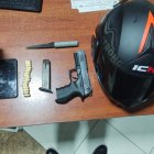 Evidencia. El arma de fuego llevaba uno de ellos en el pantalón, alertando así a los uniformados.