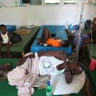 Personas con síntomas de cólera reciben atención médica en el hospital Saint Antoine, en una fotografía de archivo. EFE/Orlando Barría