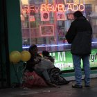 En las noches aparecen personas en situación de vulnerabilidad y se asientan en los exteriores de los comercios.